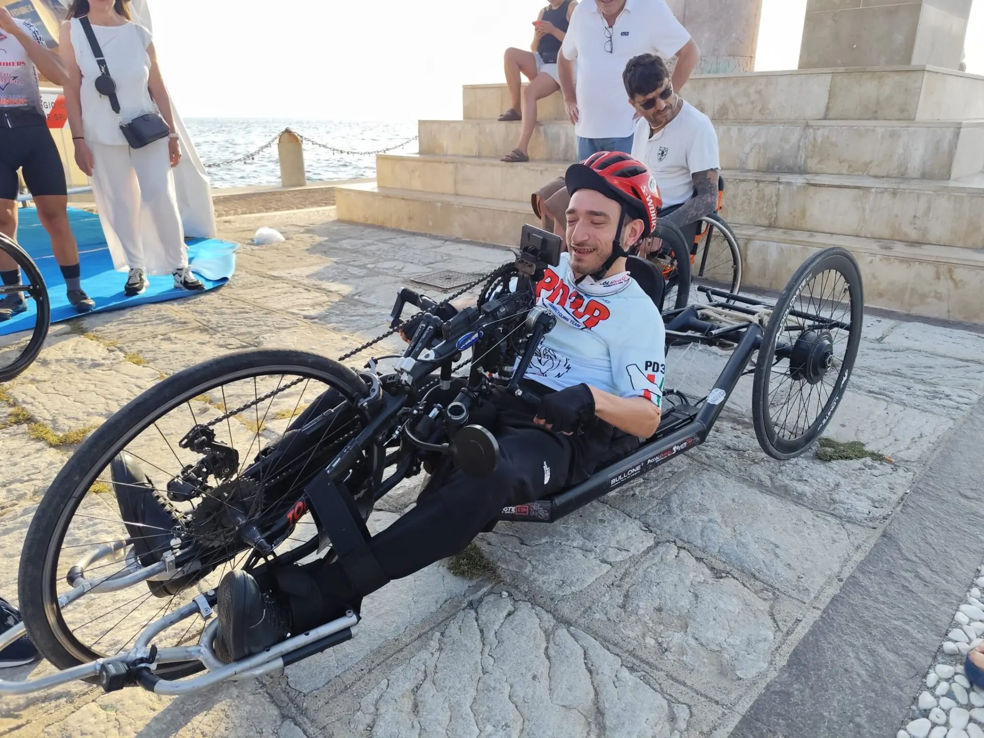 «La mia fatica non sia vana». Il brigante in handbike Cristiano Misasi dopo 545 km arriva a Reggio: «Io ce l’ho fatta, anche le istituzioni devono farcela»