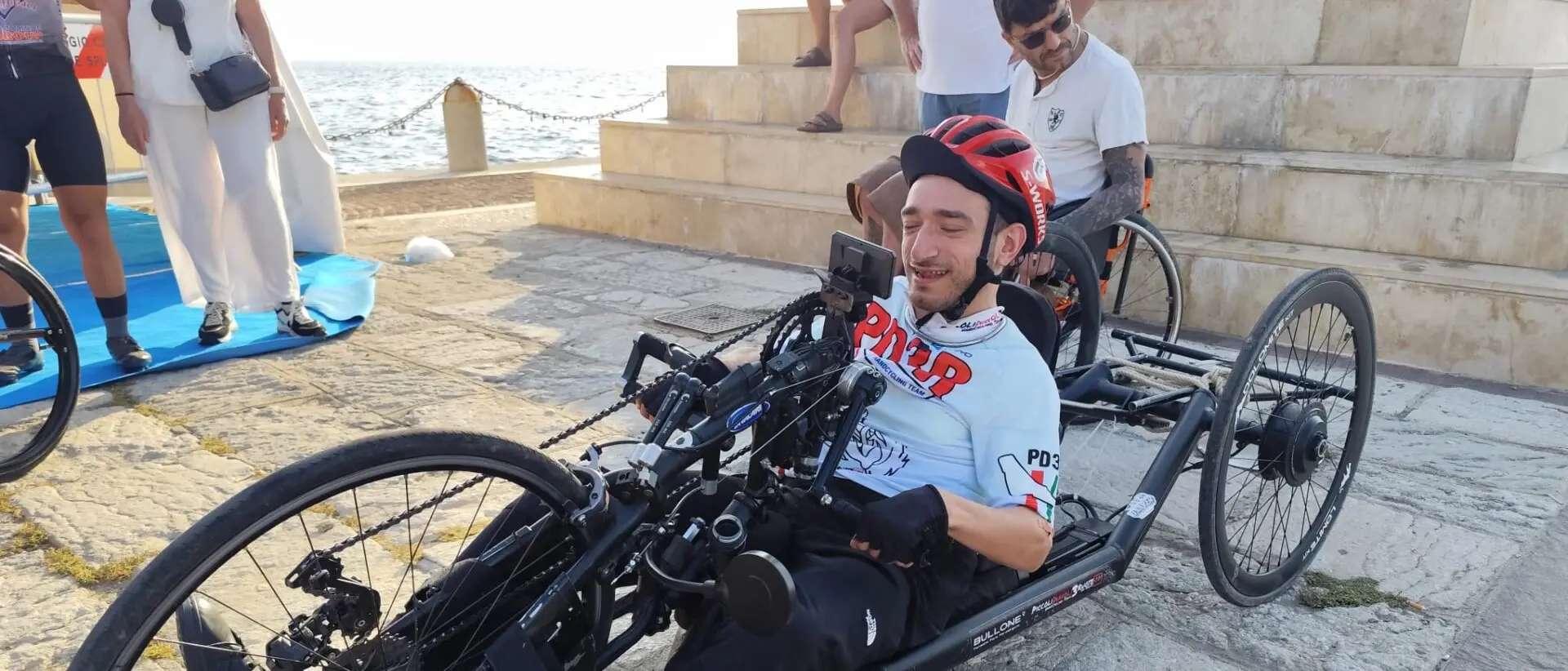 «La mia fatica non sia vana». Il brigante in handbike Cristiano Misasi dopo 545 km arriva a Reggio: «Io ce l’ho fatta, anche le istituzioni devono farcela»