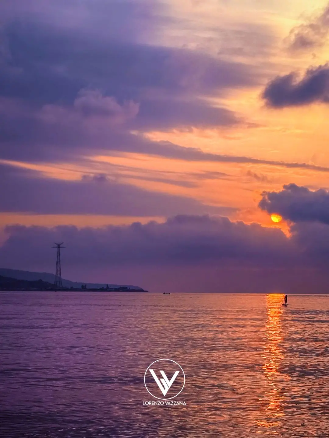 LA FOTO DEL GIORNO | Tramonto rosa sullo Stretto