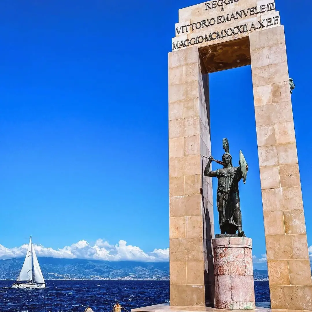 LA FOTO DEL GIORNO | Athena veglia sullo Stretto