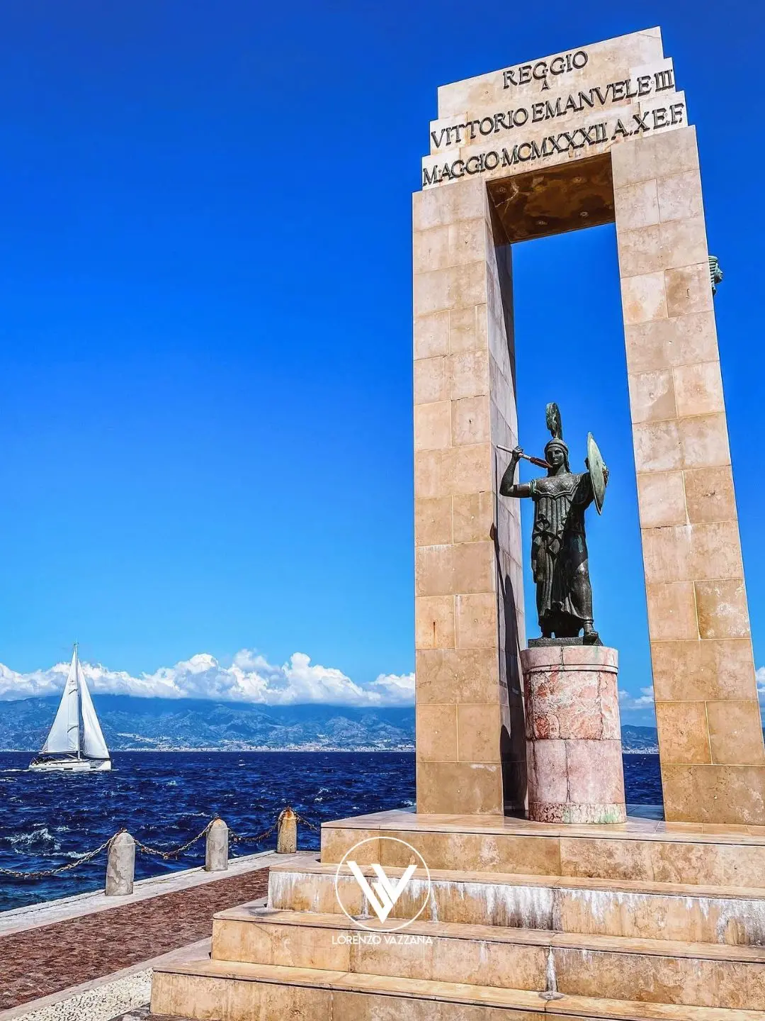 LA FOTO DEL GIORNO | Athena veglia sullo Stretto