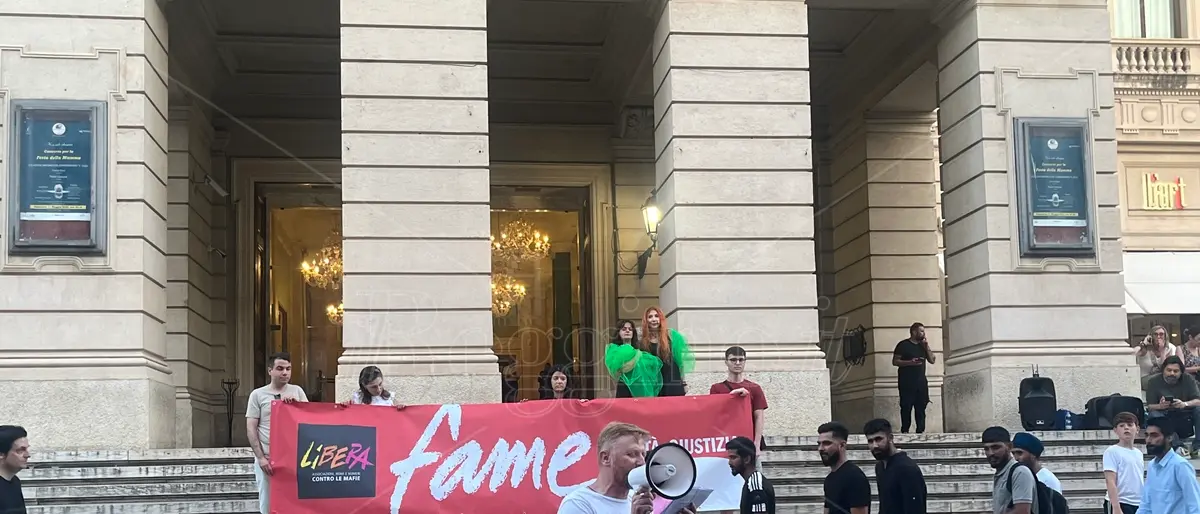 30 anni di Libera, a Reggio la performance Libere/i di scegliere sulle scalinate del teatro Cilea - FOTO e VIDEO