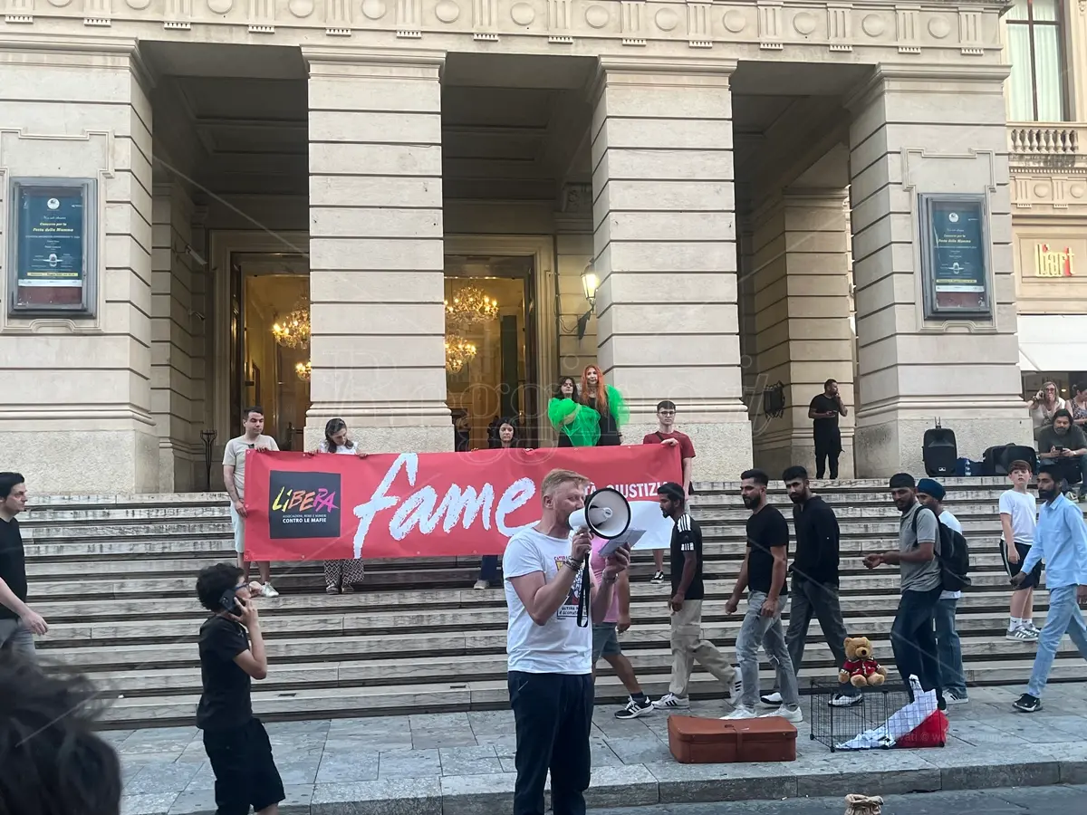 30 anni di Libera, a Reggio la performance Libere/i di scegliere sulle scalinate del teatro Cilea - FOTO e VIDEO