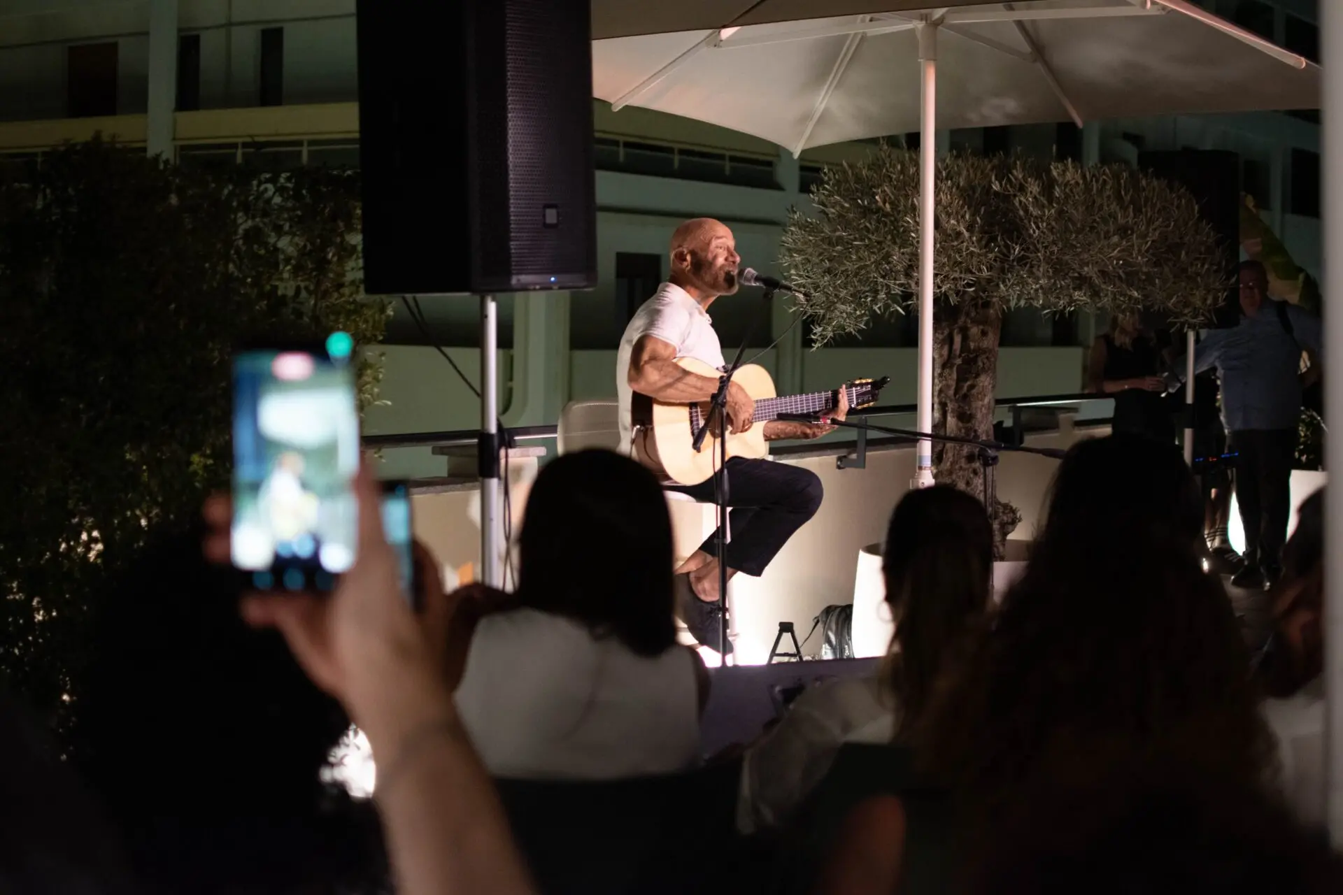 Mario Venuti inaugura la stagione al Medinblu: arte, musica e visione culturale secondo Alex Laganà