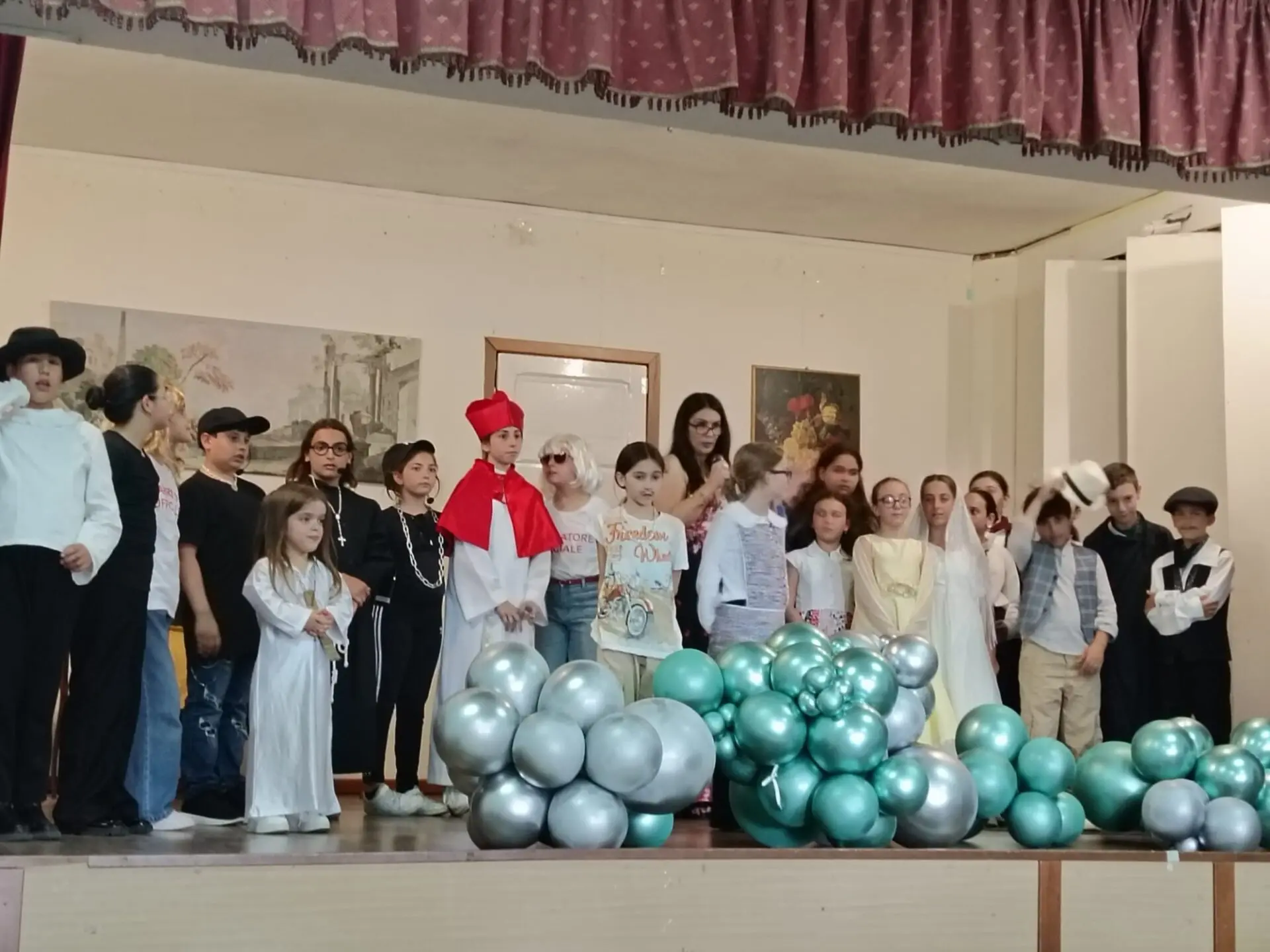 I piccoli attori delle classi 5A e 5B dell’IC Radice Alighieri conquistano il pubblico con “I Promessi Sposi ...quasi”