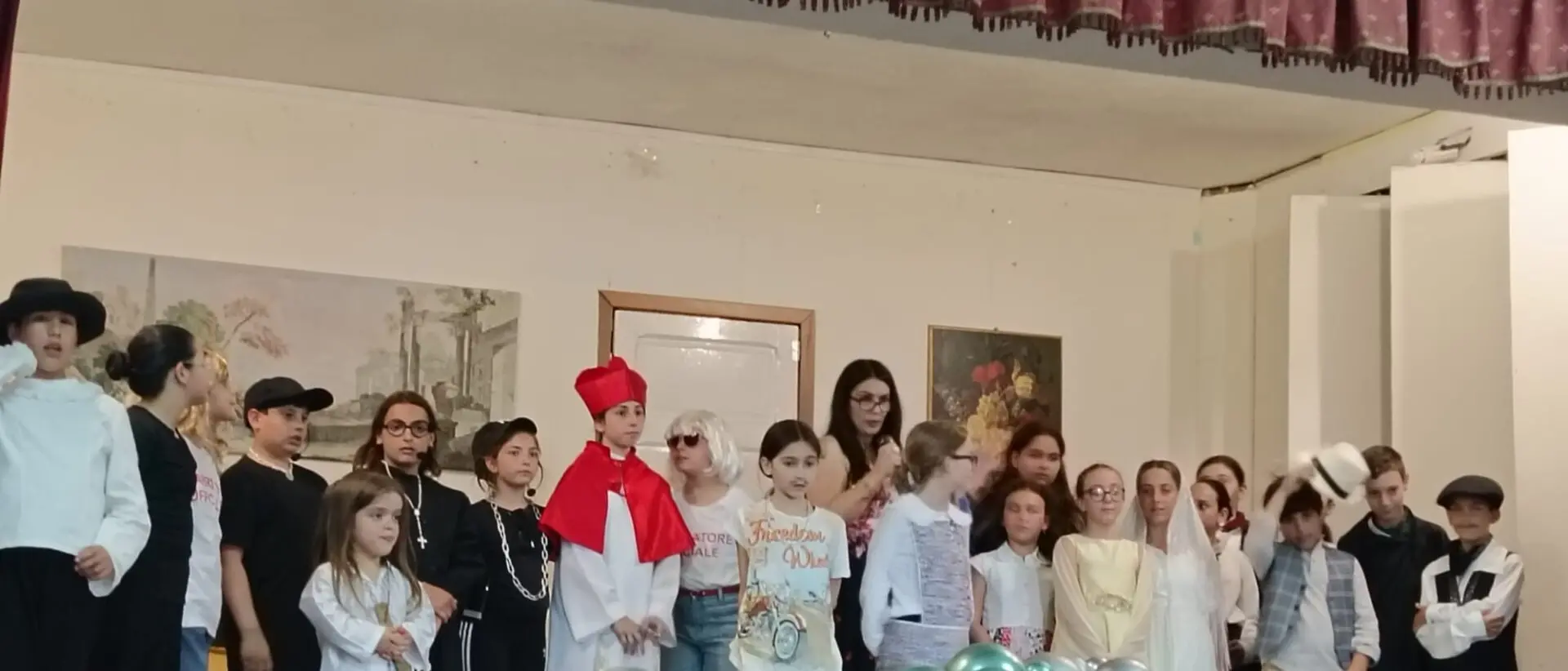 I piccoli attori delle classi 5A e 5B dell’IC Radice Alighieri conquistano il pubblico con “I Promessi Sposi ...quasi”