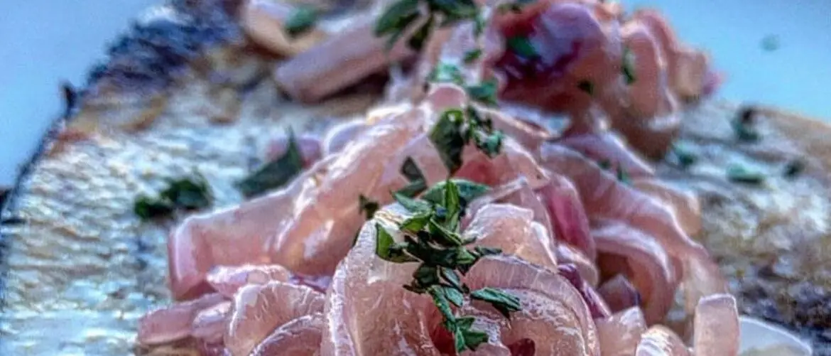 LA RICETTA DEL GIORNO | Pesce spada con cipolla in agrodolce