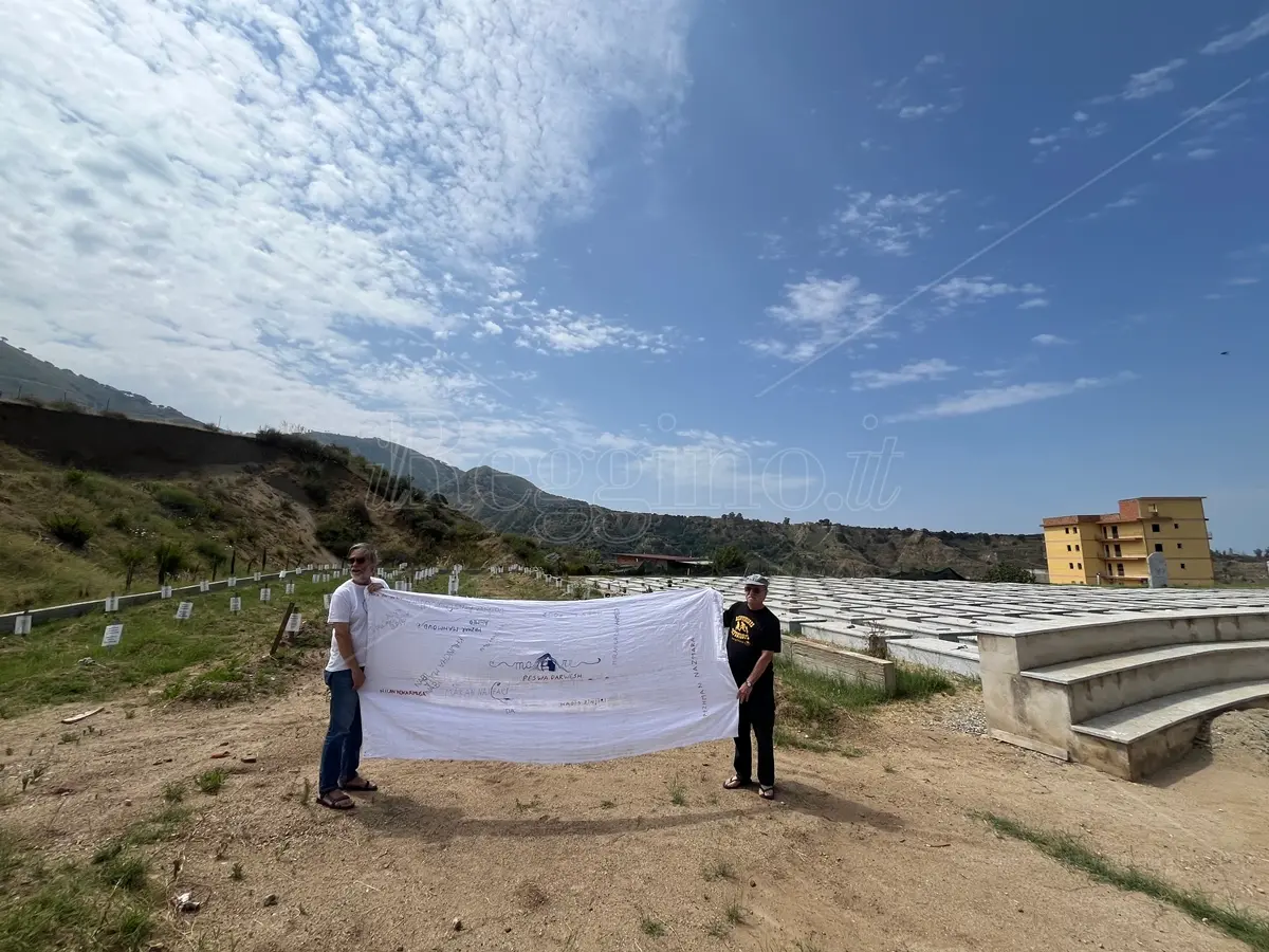 Reggio, al cimitero di Armo il lenzuolo della Memoria Migrante per non dimenticare le vittime del naufragio di Roccella - VIDEO