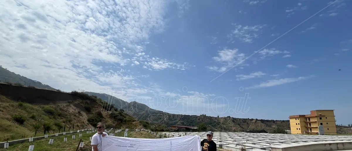 Reggio, al cimitero di Armo il lenzuolo della Memoria Migrante per non dimenticare le vittime del naufragio di Roccella - VIDEO