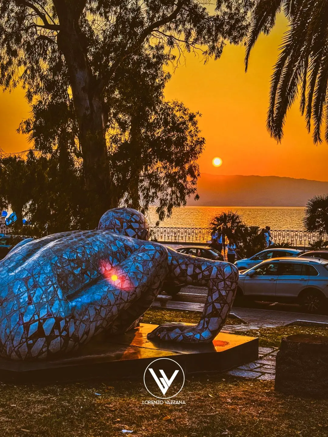 LA FOTO DEL GIORNO | Costellazione e il tramonto dello Stretto