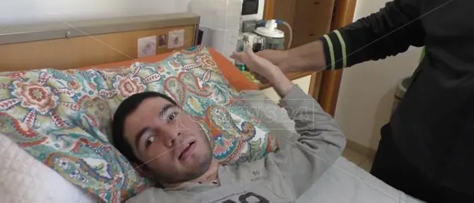 Affetto da una grave malattia, per Natale Alvaro arriva una piccola grande vittoria