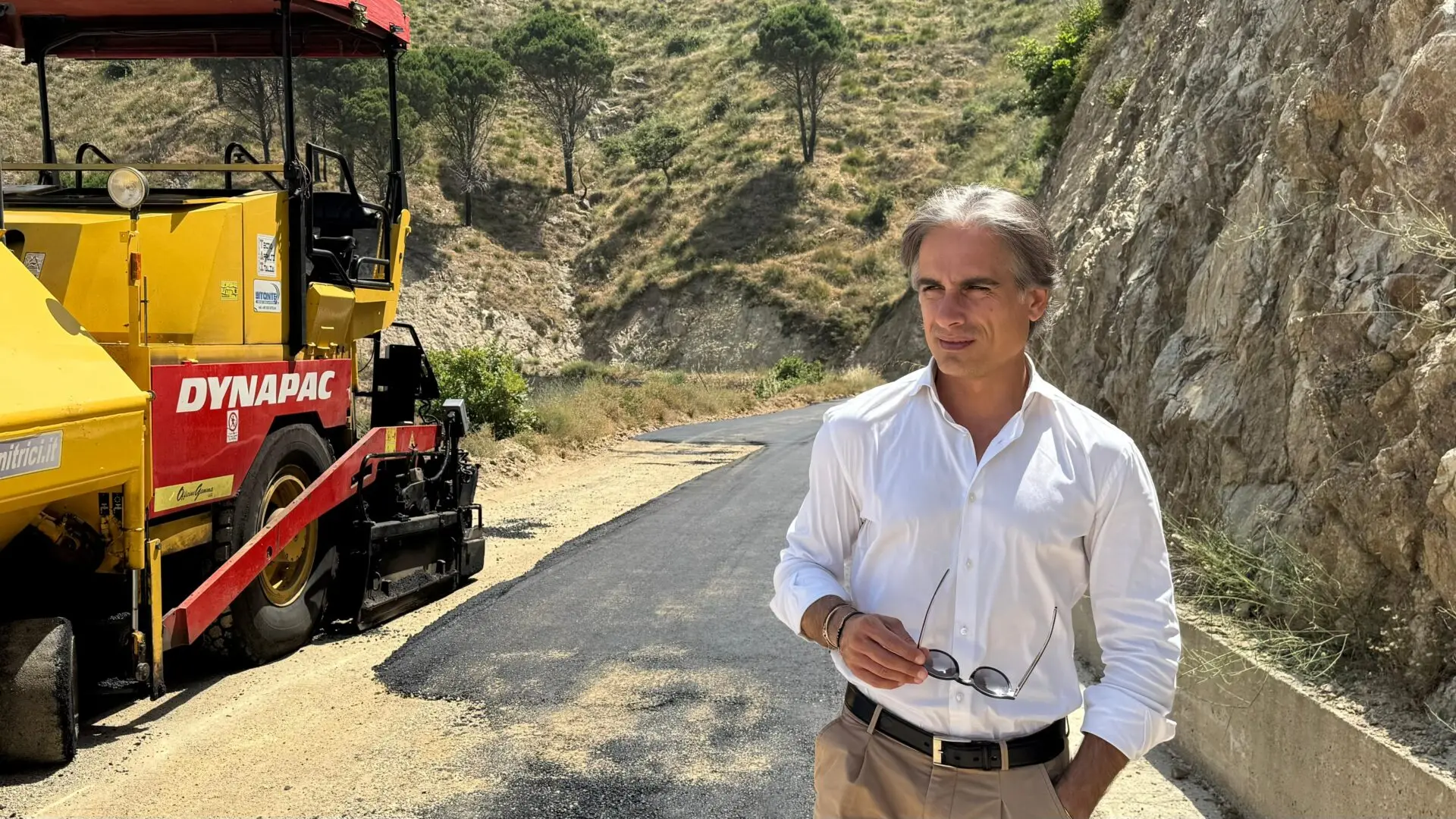 Procedono i lavori di rigenerazione della strada Armo Santa Venere: in corso scarifica e bitumazione