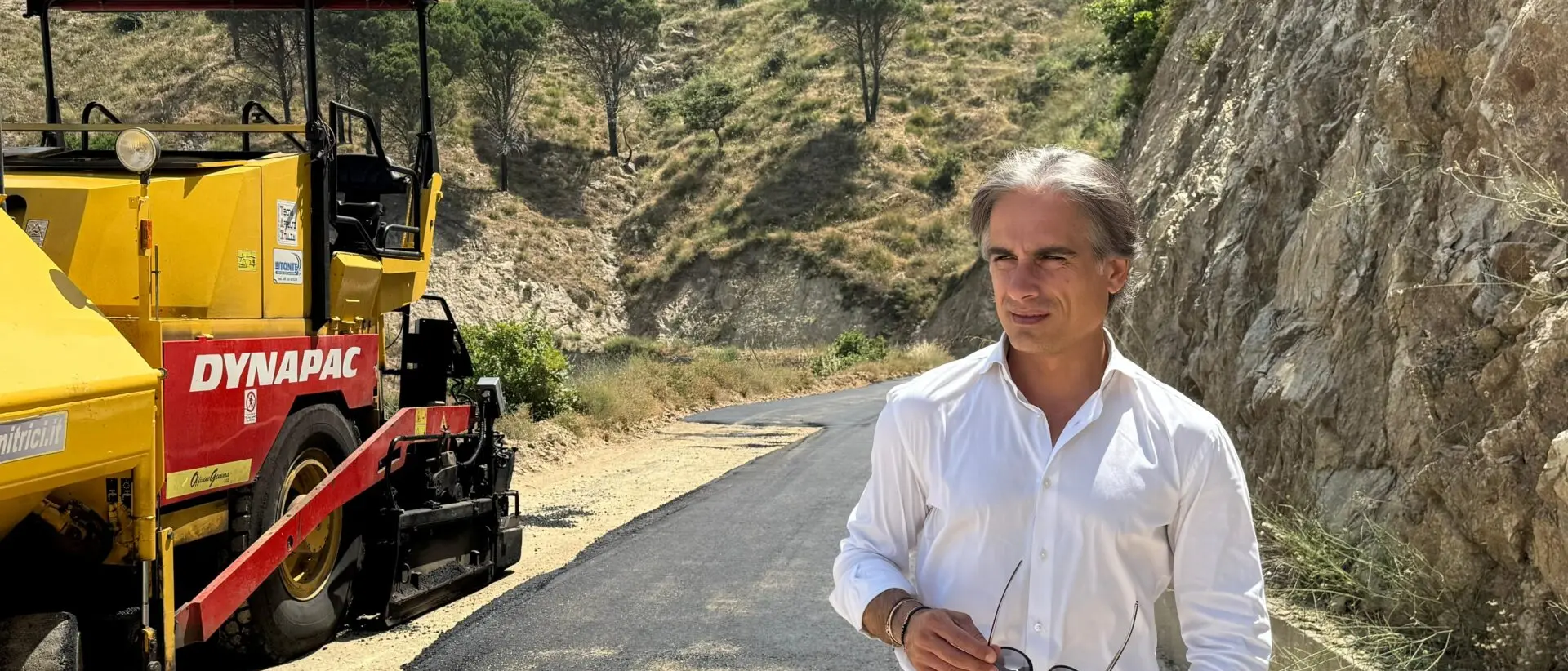 Procedono i lavori di rigenerazione della strada Armo Santa Venere: in corso scarifica e bitumazione