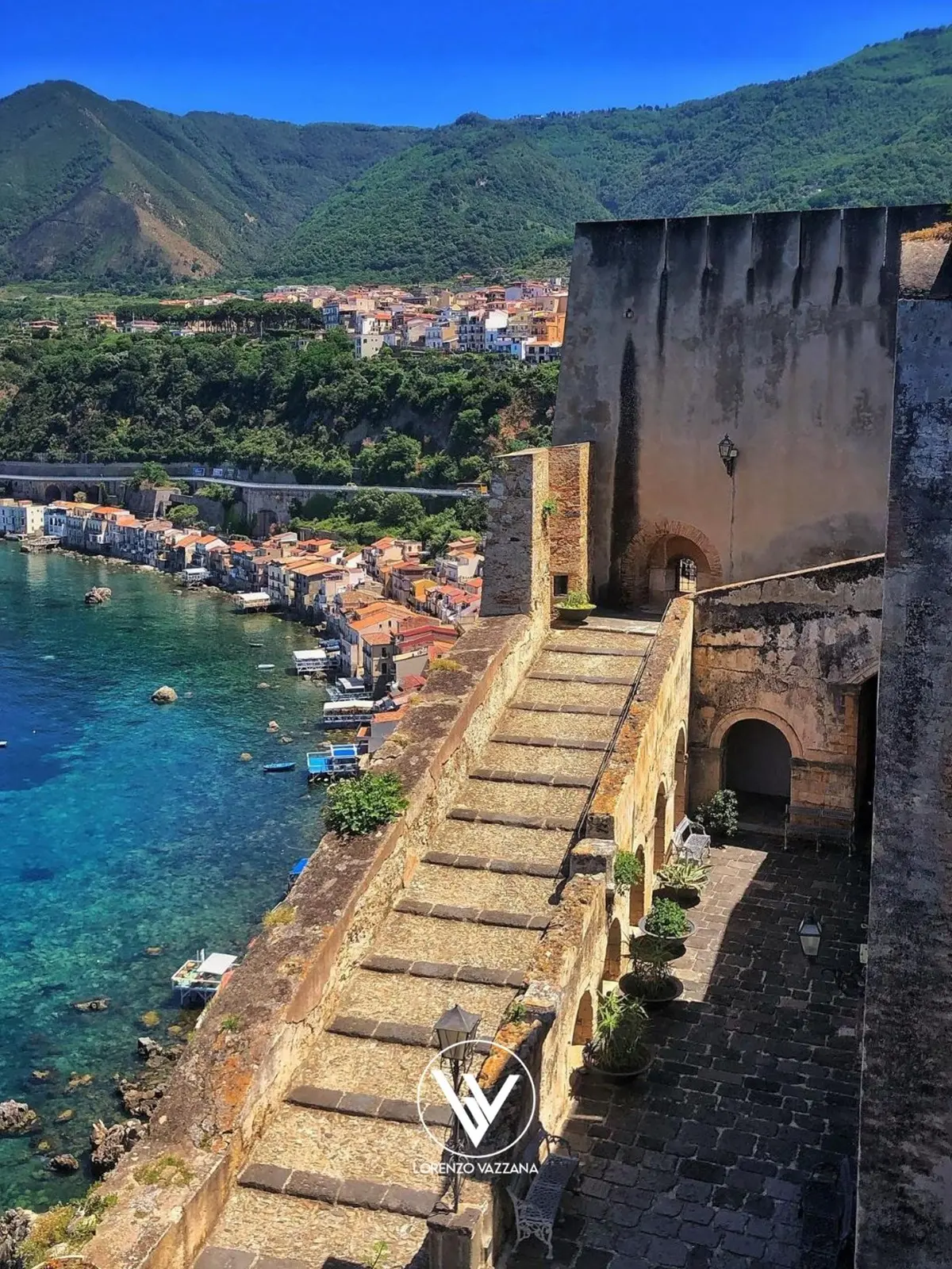 LA FOTO DEL GIORNO | Sospesi tra storia e mare: lo sguardo dal Castello Ruffo