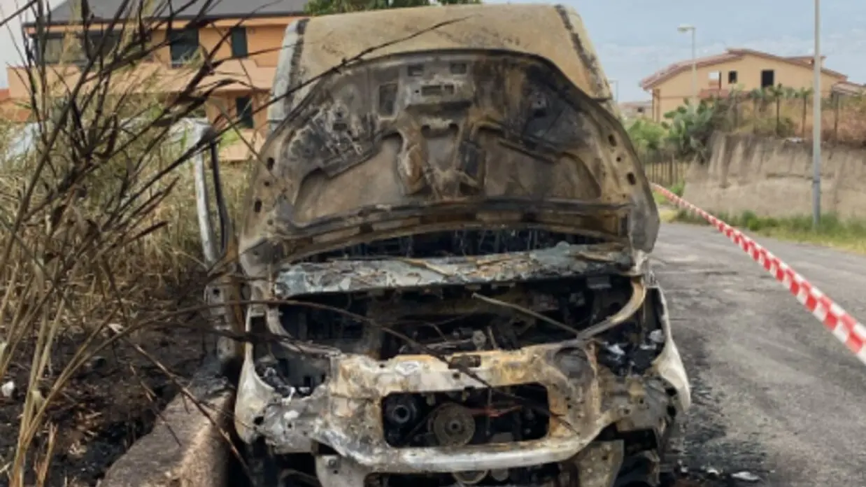 Campo Calabro, distrutto da un incendio il nuovo scuolabus