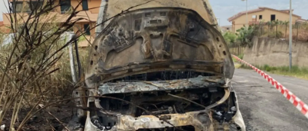 Campo Calabro, distrutto da un incendio il nuovo scuolabus