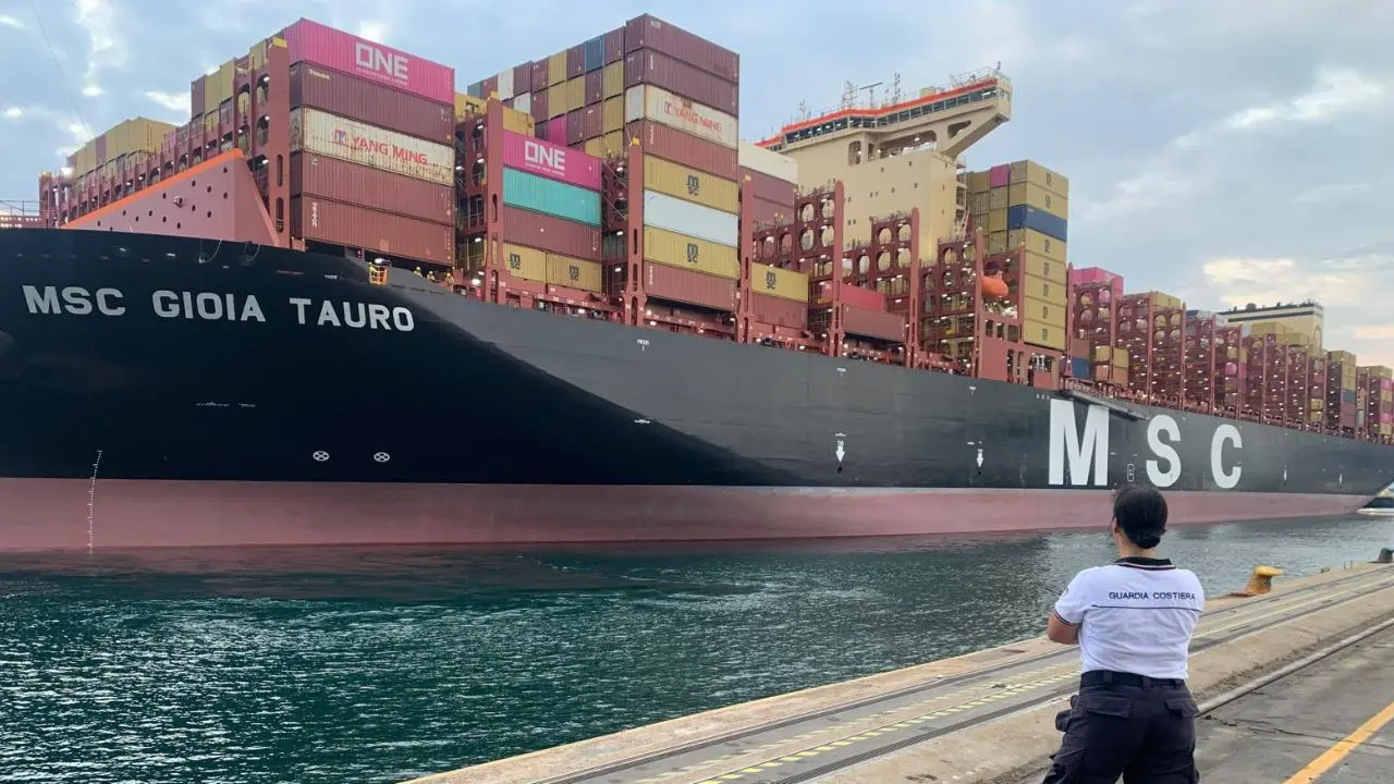 La portacontainer Msc Gioia Tauro approda \"a casa\". Comunità entusiasta, mentre alcuni chiedono più investimenti per il territorio