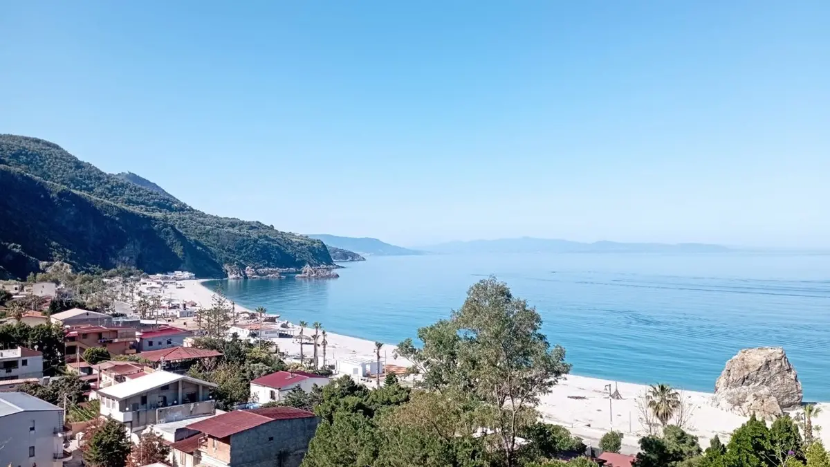 Mare sporco alla Tonnara di Palmi: controlli e verifiche in corso. Il sindaco: «Proteggere risorsa preziosa»