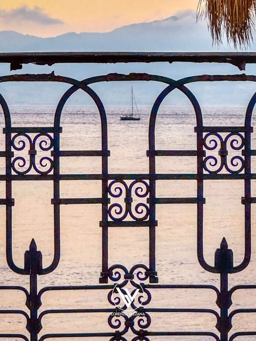 LA FOTO DEL GIORNO | Tra riccioli e mare: un tramonto incorniciato