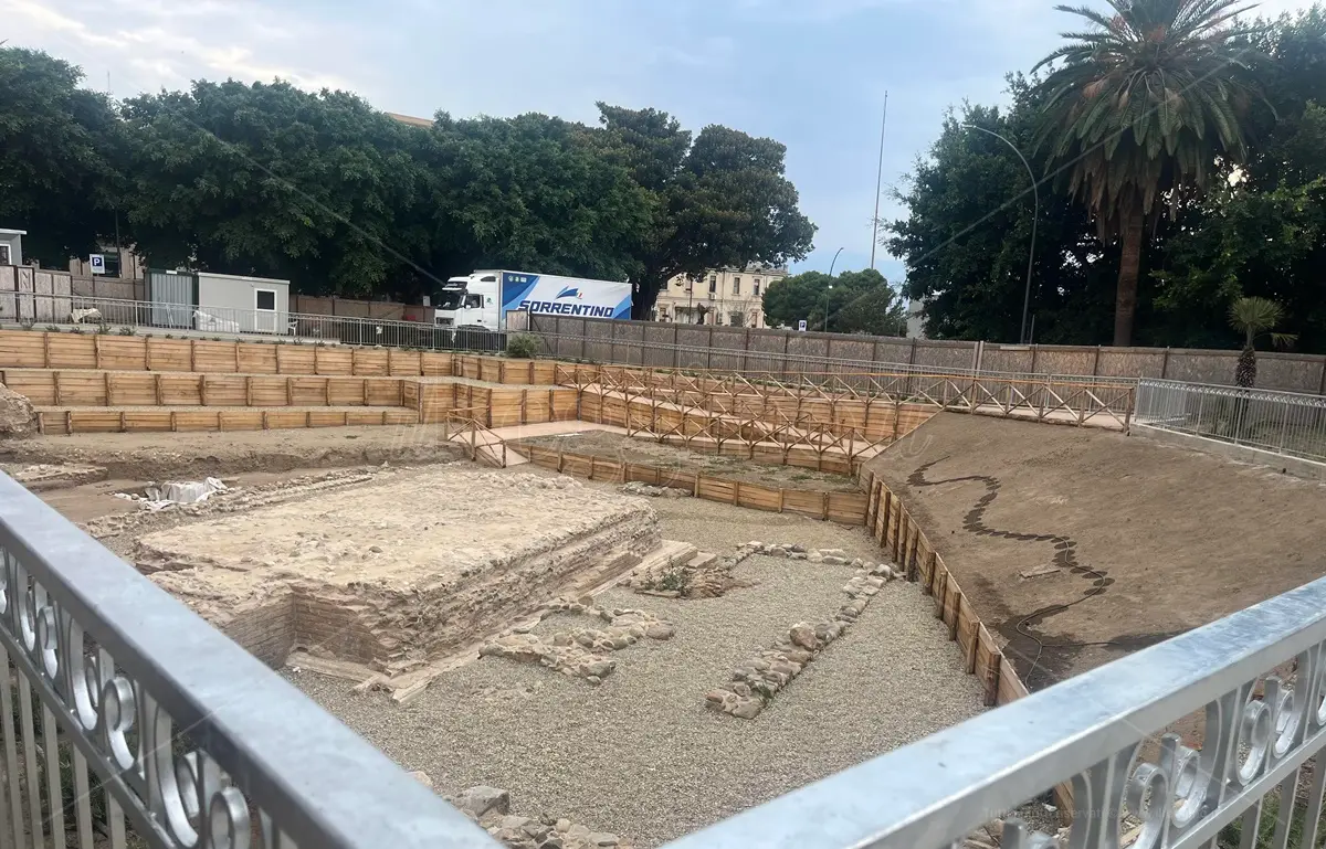 Reggio, piazza Garibaldi pronta a mostrare il suo Tempio: ultimi ritocchi prima del debutto - FOTO