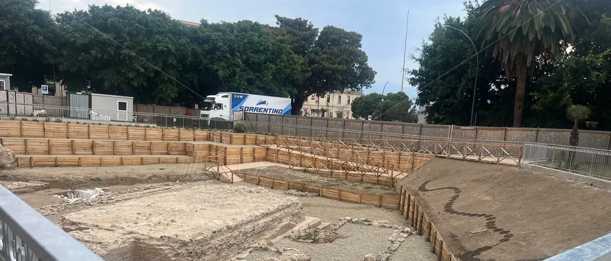 Reggio, piazza Garibaldi pronta a mostrare il suo Tempio: ultimi ritocchi prima del debutto - FOTO