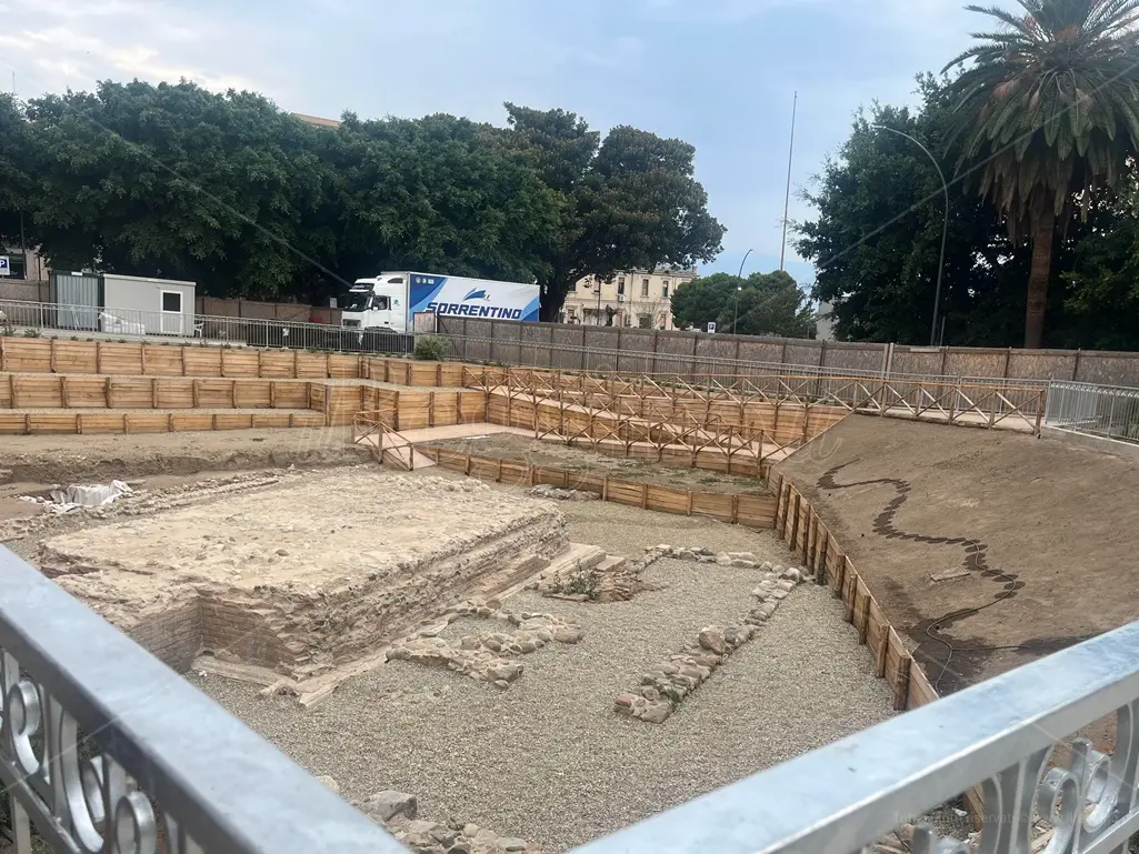 Reggio, piazza Garibaldi pronta a mostrare il suo Tempio: ultimi ritocchi prima del debutto - FOTO