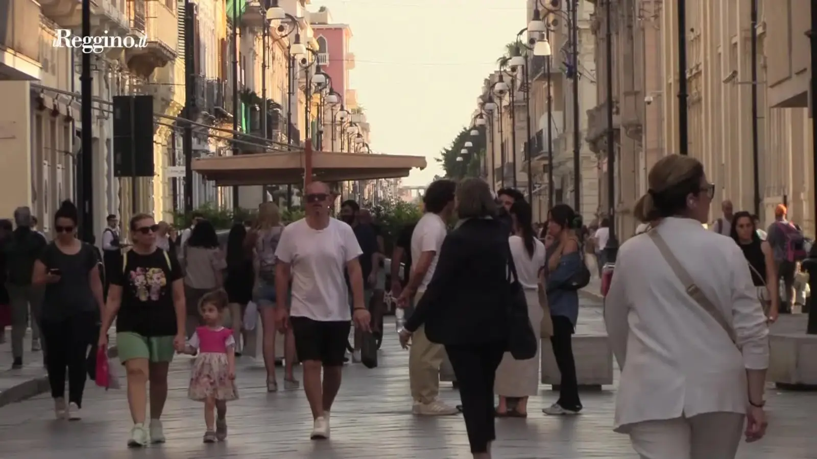 VOX POPULI | L'estate, il mare e i servizi: la voce dei cittadini sottolinea vizi e virtù della Reggio turistica - VIDEO