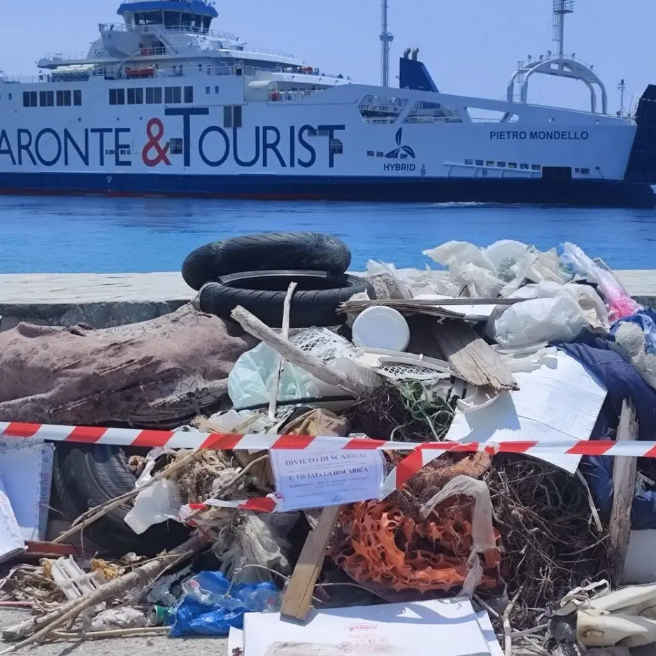 Villa San Giovanni, rifiuti al molo sottoflutto. Marra: «Scene vergognose, chi ha la fortuna di godersi il mare dovrebbe rispettarlo»
