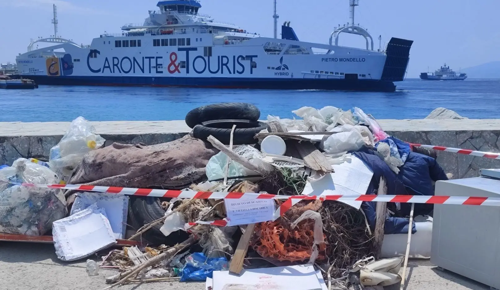 Villa San Giovanni, rifiuti al molo sottoflutto. Marra: «Scene vergognose, chi ha la fortuna di godersi il mare dovrebbe rispettarlo»