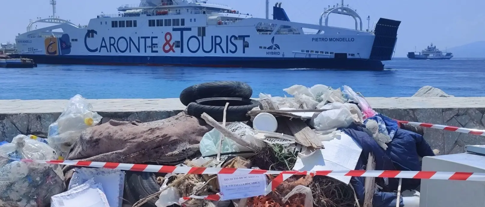Villa San Giovanni, rifiuti al molo sottoflutto. Marra: «Scene vergognose, chi ha la fortuna di godersi il mare dovrebbe rispettarlo»