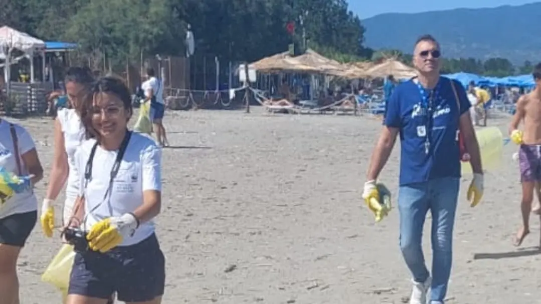 Spiagge stuprate dalle ruspe, Campana (AVS): «Uno spettacolo indegno, la Regione si sforzi a diffondere la cultura dell’ambiente»