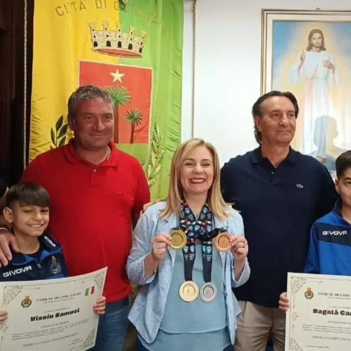 Campioni di Kickboxing accolti nel palazzo municipale di Gioia Tauro. Il sindaco: «Il meglio della collettività»