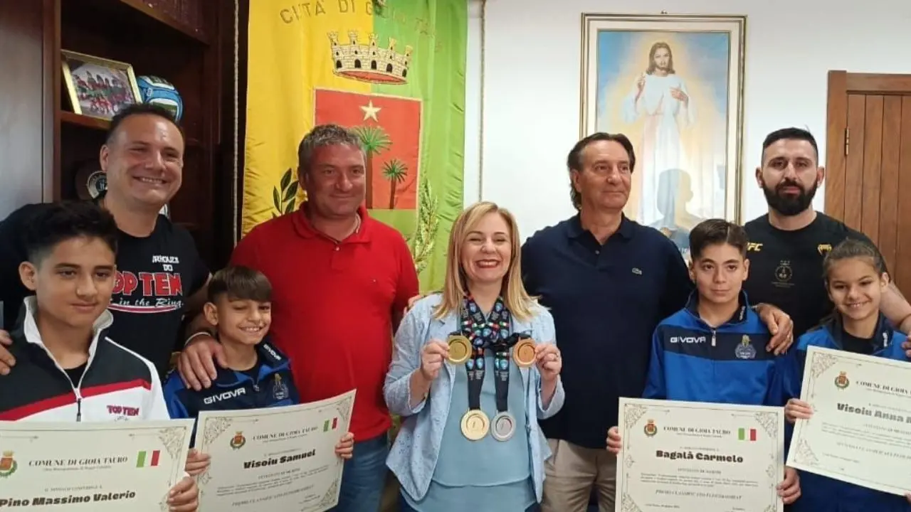 Campioni di Kickboxing accolti nel palazzo municipale di Gioia Tauro. Il sindaco: «Il meglio della collettività»