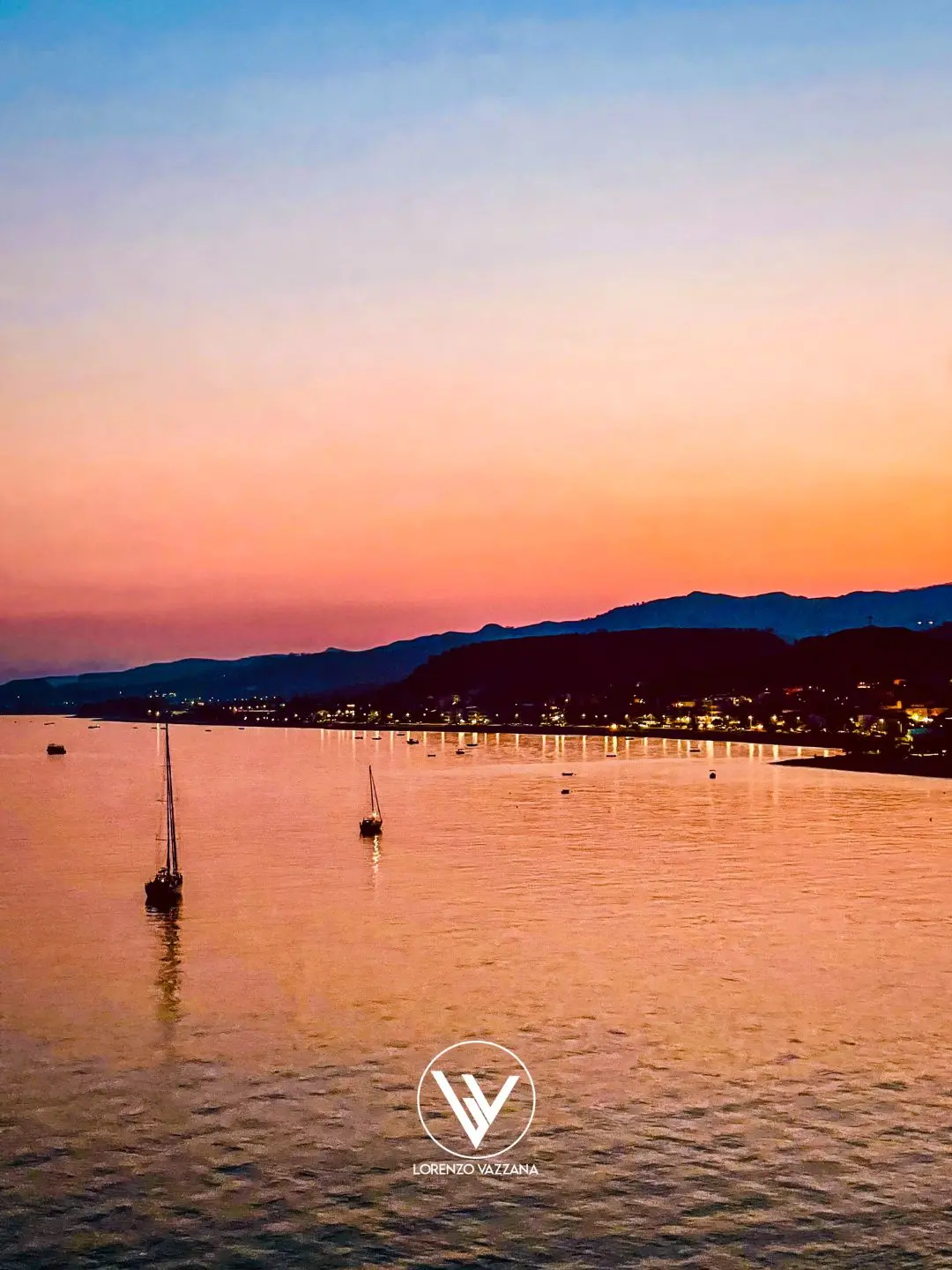 LA FOTO DEL GIORNO | Bova Marina sullo sfondo, il mare in pausa