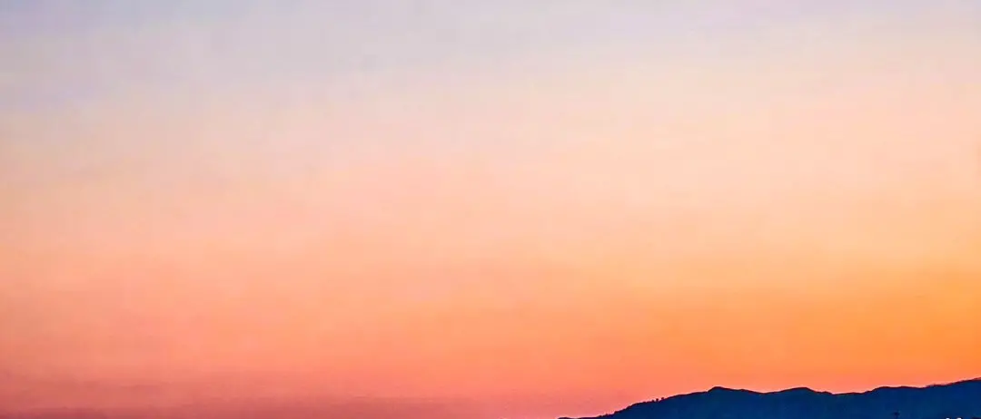 LA FOTO DEL GIORNO | Bova Marina sullo sfondo, il mare in pausa