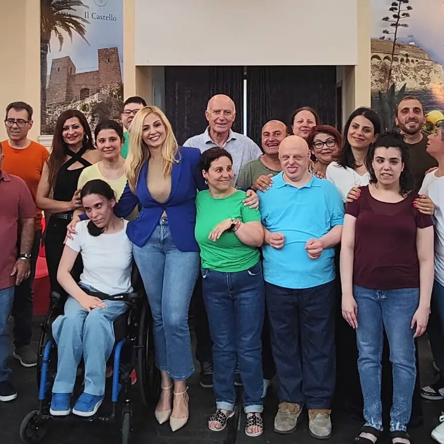 “Negli occhi un aquilone”, emozioni e applausi a Lazzaro per i ragazzi di InHoltre protagonisti di un teatro che libera