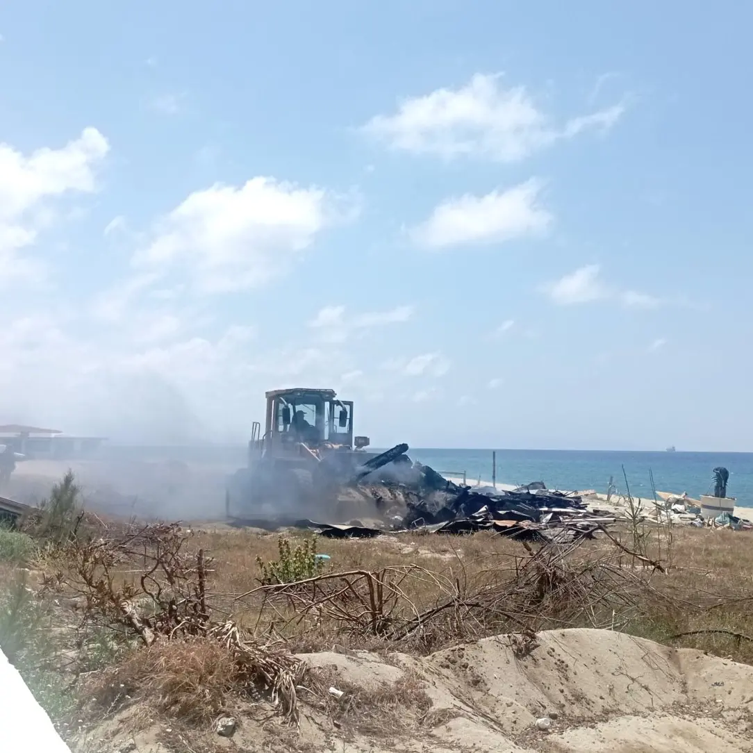 Lungomare di Gioia Tauro, lido abusivo demolito dal Comune e successivamente incendiato