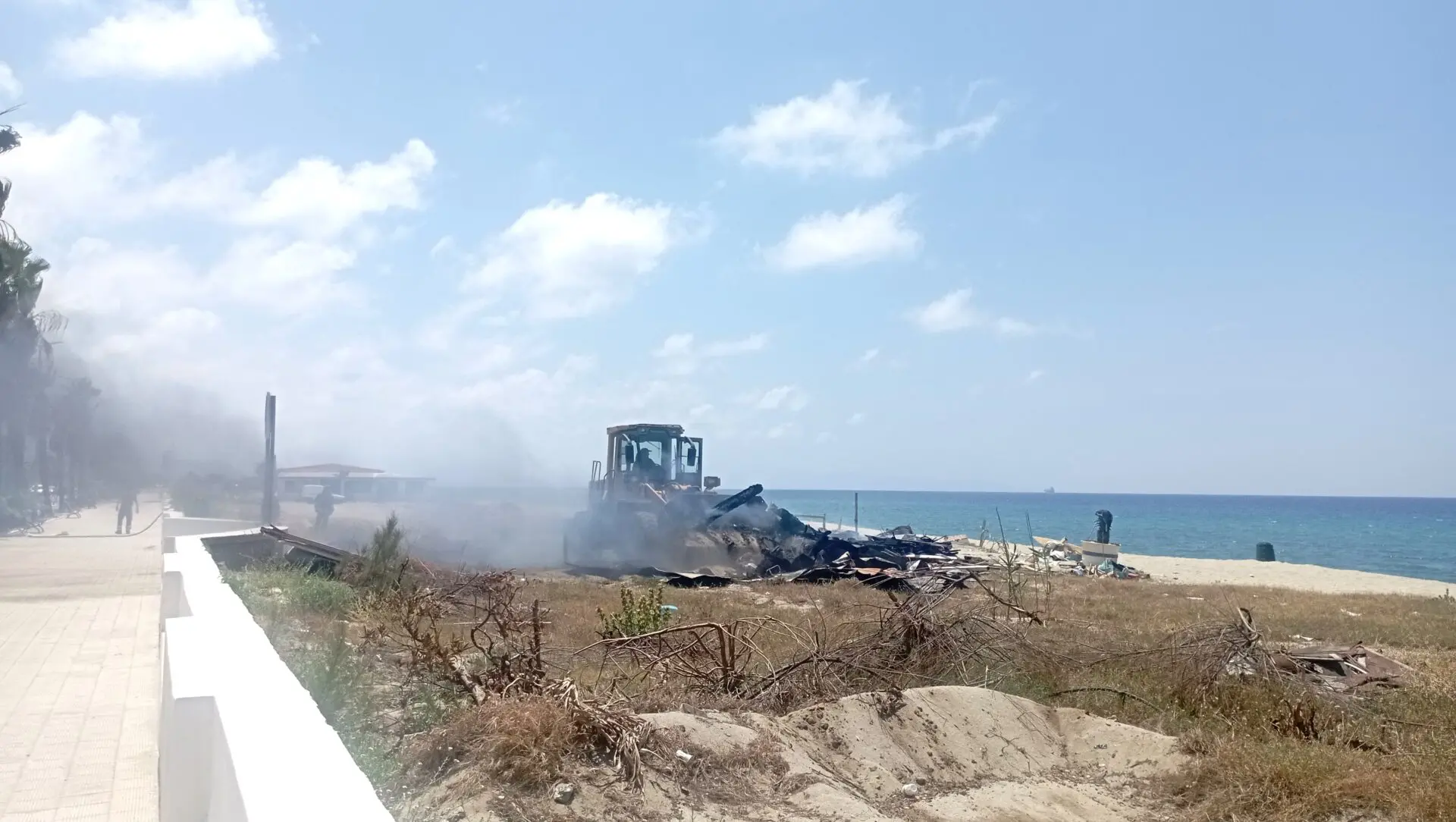Lungomare di Gioia Tauro, lido abusivo demolito dal Comune e successivamente incendiato