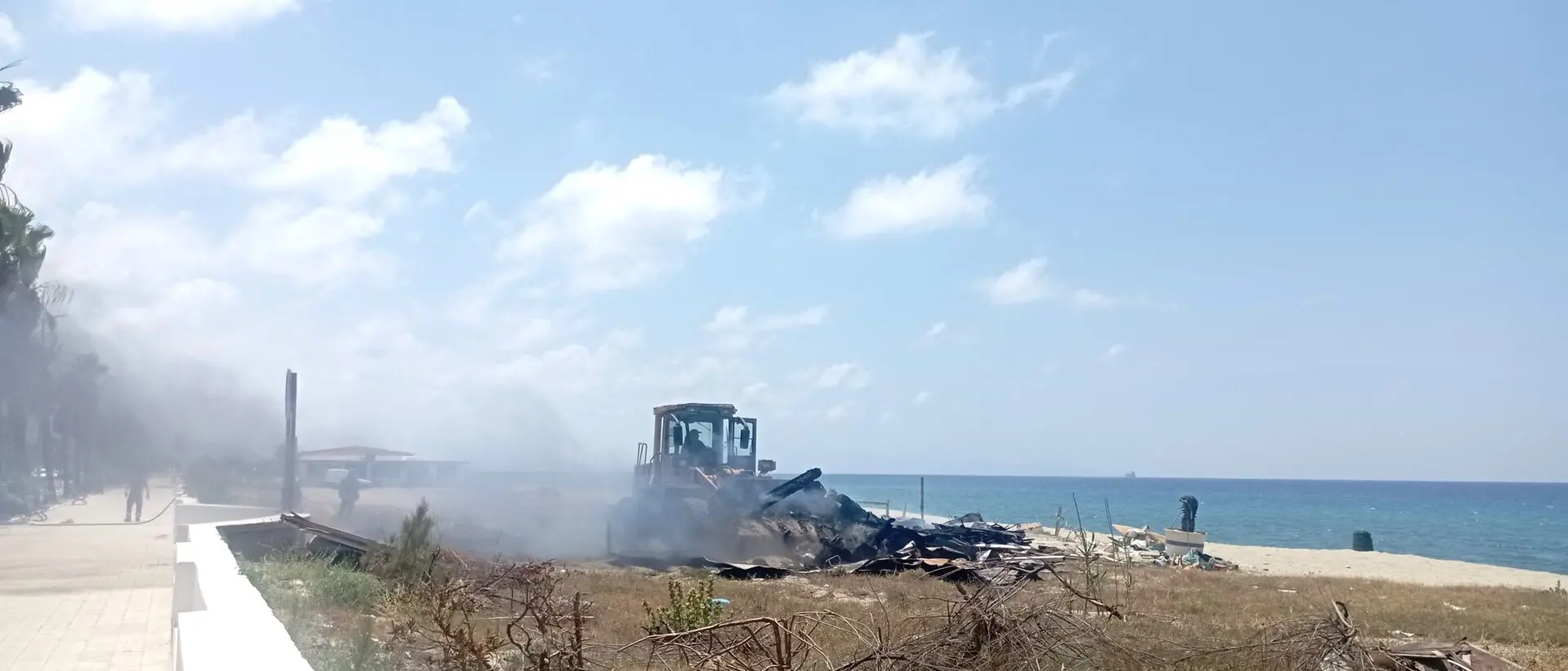 Lungomare di Gioia Tauro, lido abusivo demolito dal Comune e successivamente incendiato