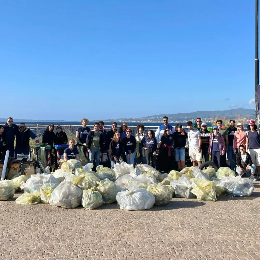 Plastic Free: volontari pronti a tornare in azione sulla spiaggia di Catona