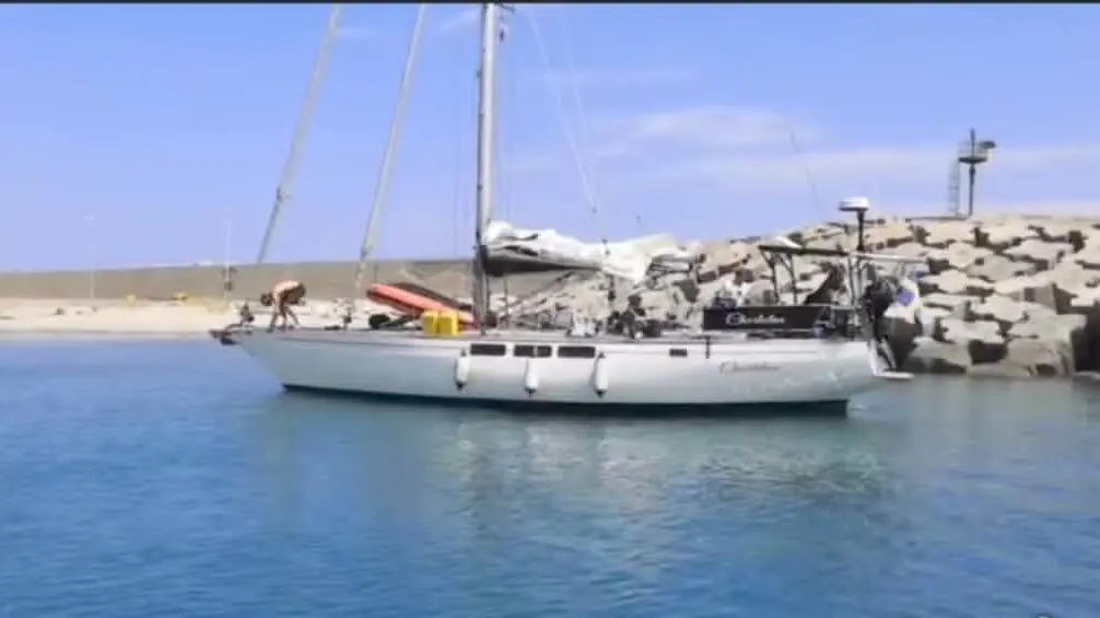 Roccella Jonica, il gruppo “Roccella in Comune” lancia l’allarme: «Fermate gli incagli delle barche a vela!»