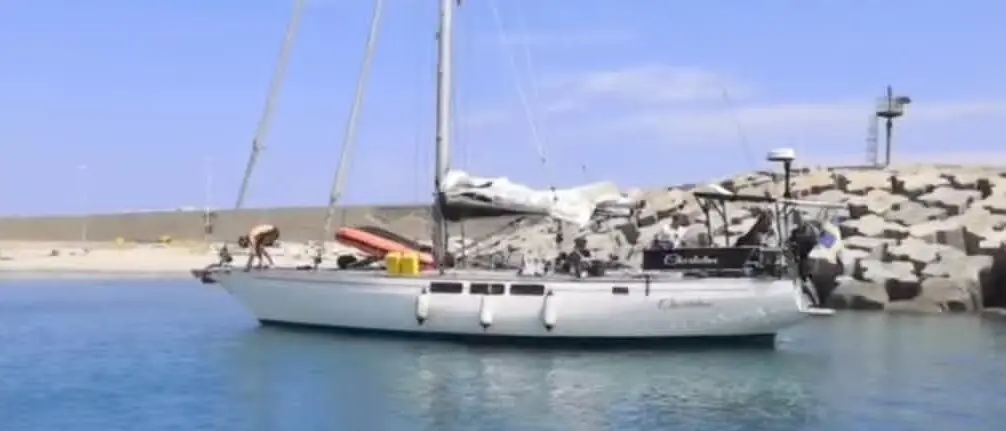 Roccella Jonica, il gruppo “Roccella in Comune” lancia l’allarme: «Fermate gli incagli delle barche a vela!»