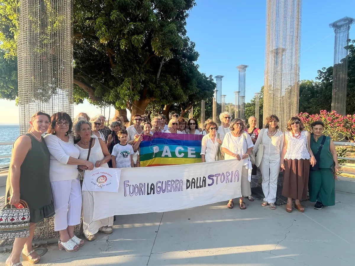 «Fuori la guerra dalla storia»: nella brezza dello Stretto voci di donne per la pace - FOTO