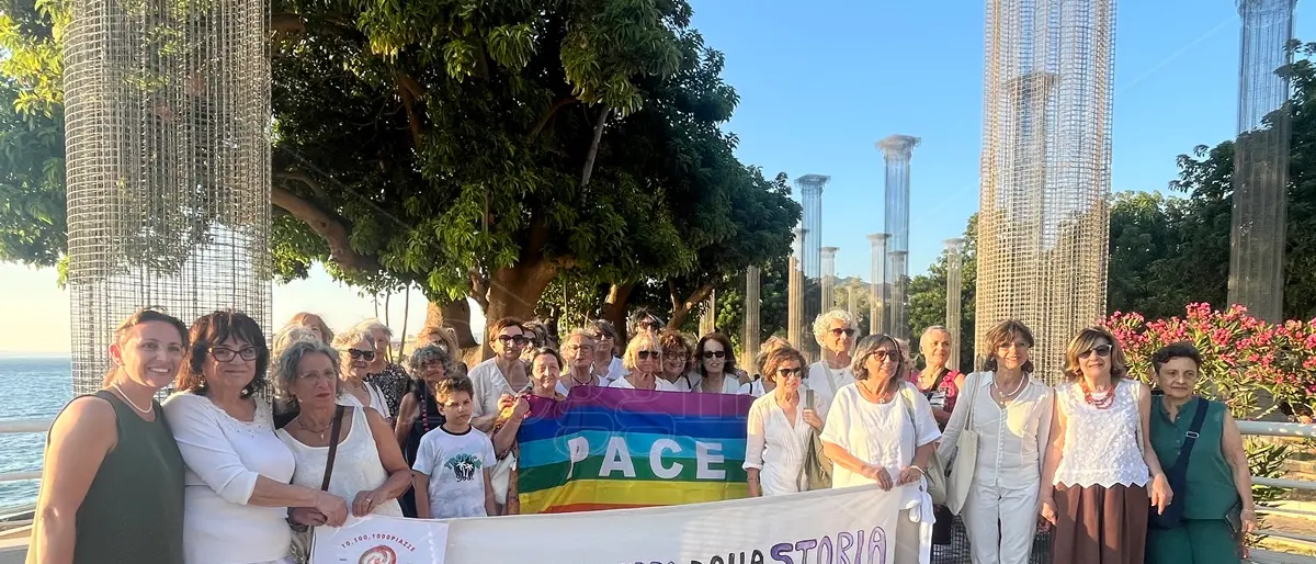 «Fuori la guerra dalla storia»: nella brezza dello Stretto voci di donne per la pace - FOTO