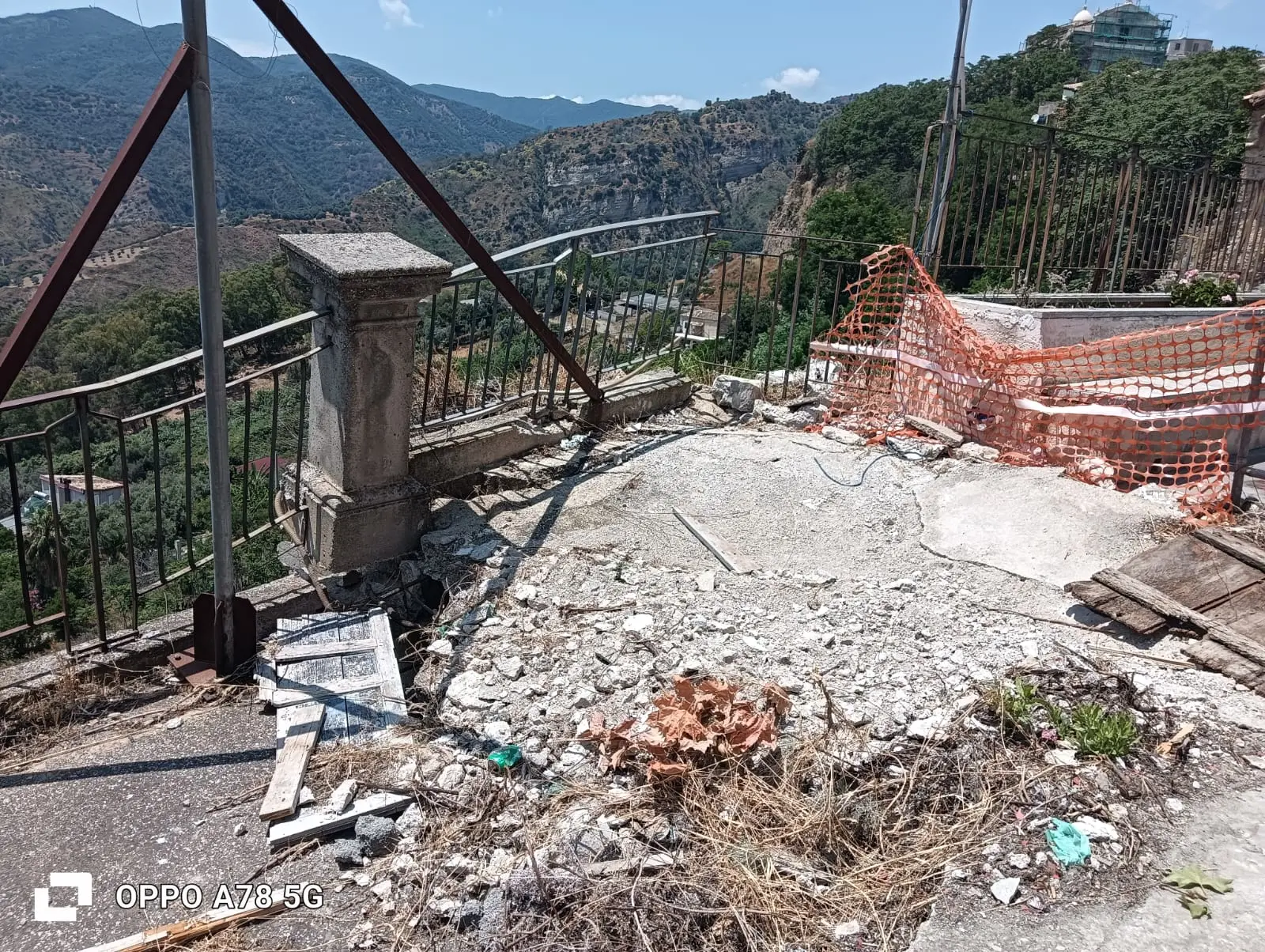 Caulonia, dieci anni senza Maietta: il quartiere inghiottito da una frana rischia di sparire - FOTO