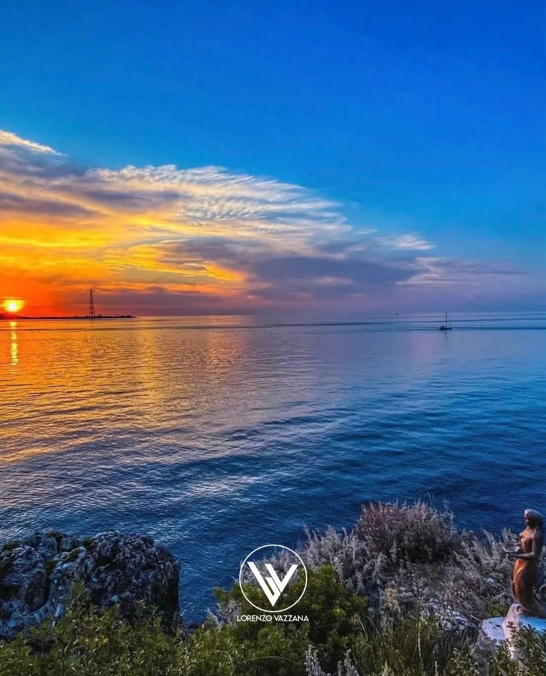 LA FOTO DEL GIORNO | Tramonto d'incanto sullo Stretto