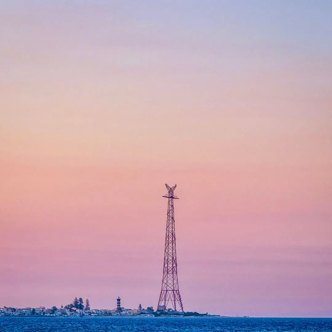 LA FOTO DEL GIORNO | Il Gigante dello Stretto tra cielo e mare