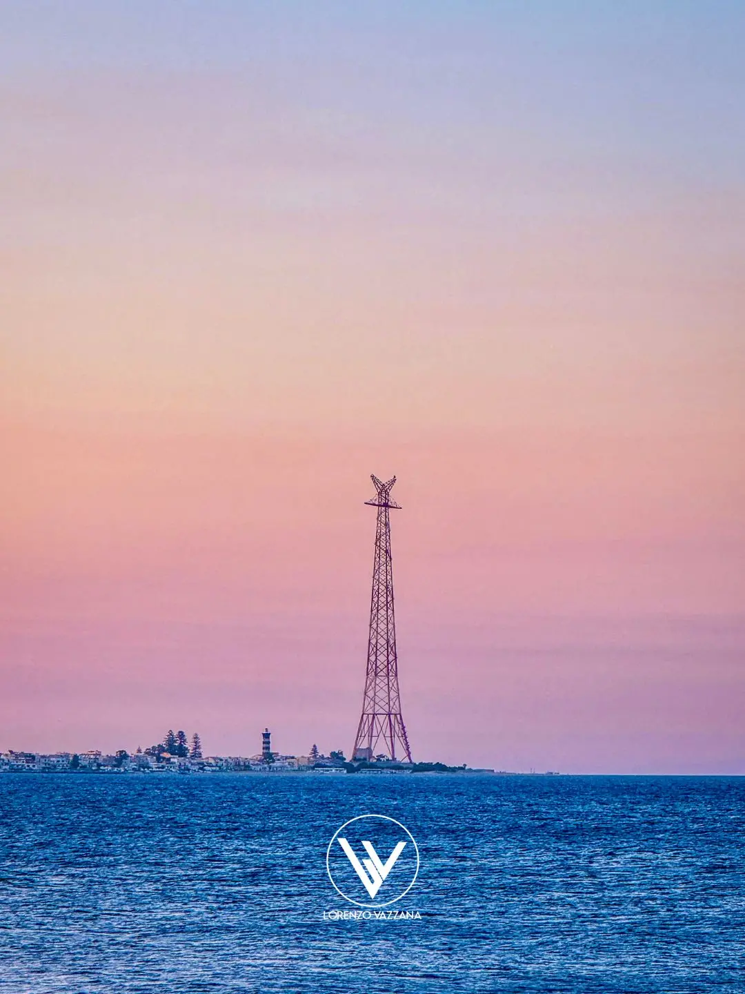 LA FOTO DEL GIORNO | Il Gigante dello Stretto tra cielo e mare