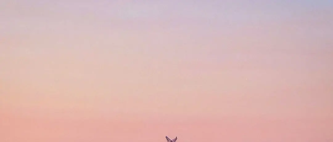 LA FOTO DEL GIORNO | Il Gigante dello Stretto tra cielo e mare