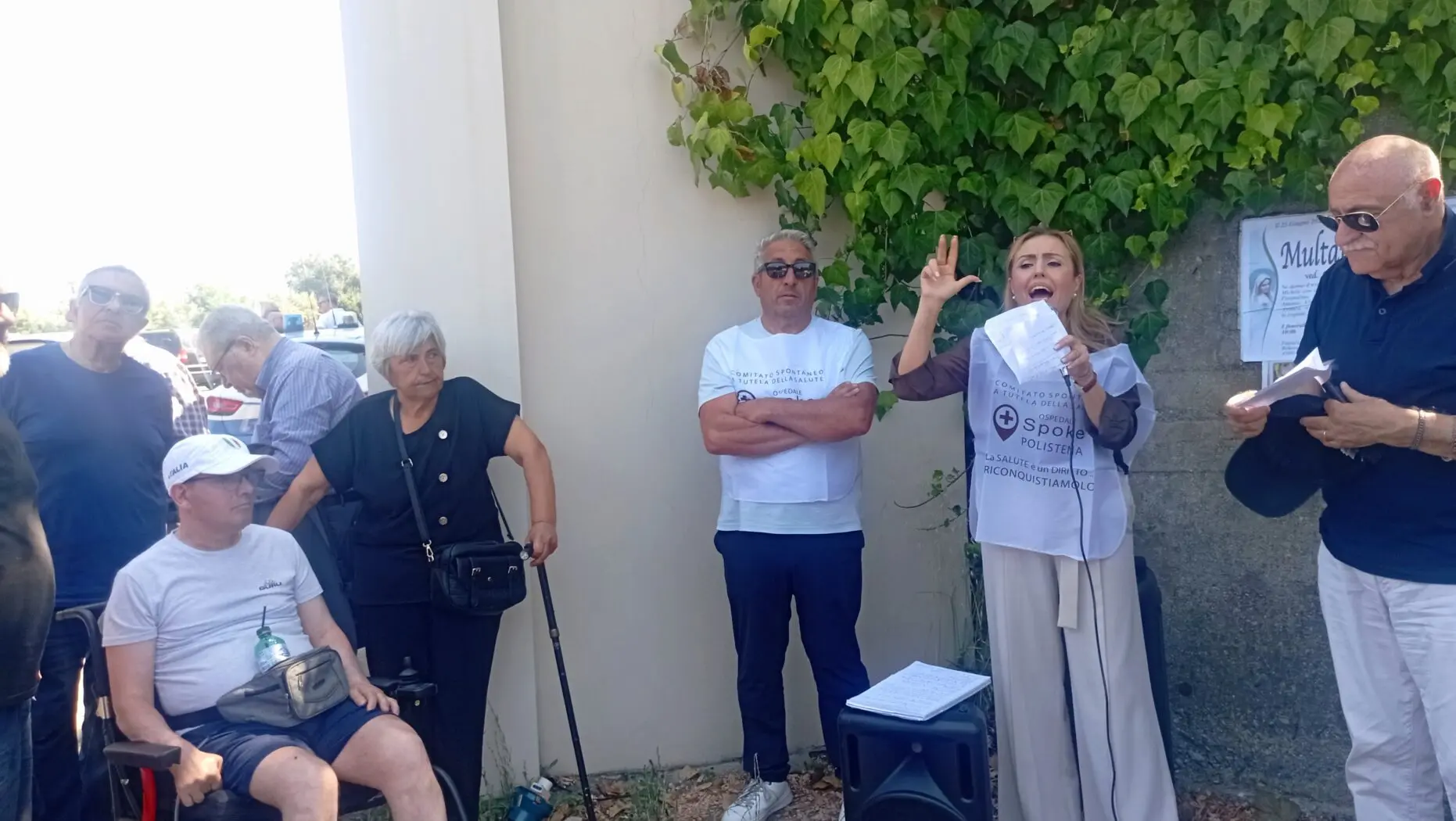 Polistena, il grido d'allarme dal sit-in davanti l'ospedale: «Così non si può andare avanti, siamo esasperati»